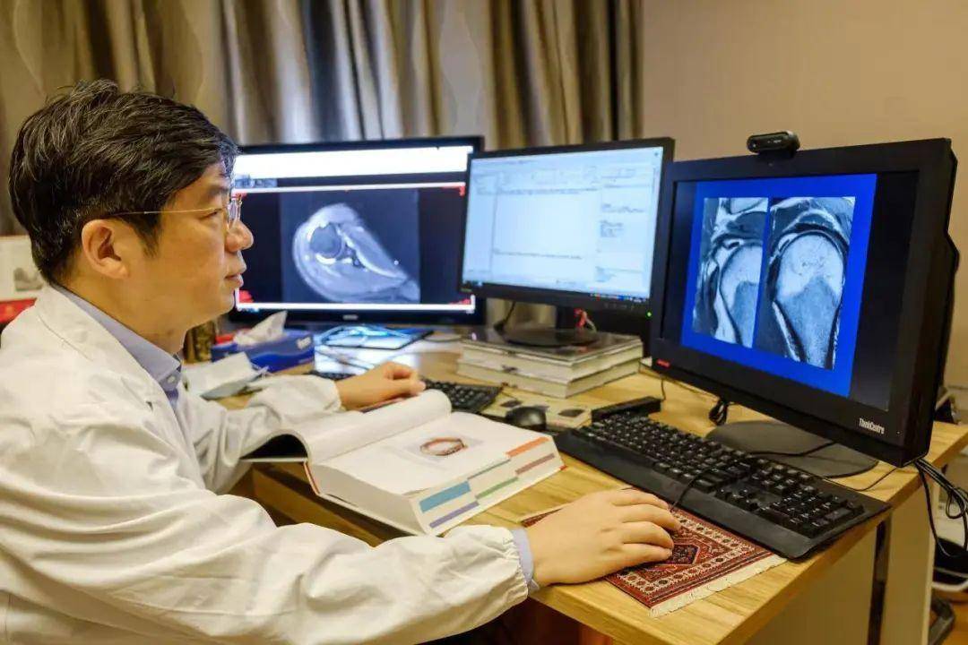 姚伟武：甘做临床医生的“慧眼”、外科手术中的“GPS”<strong></p>
<p>GPS</strong>！