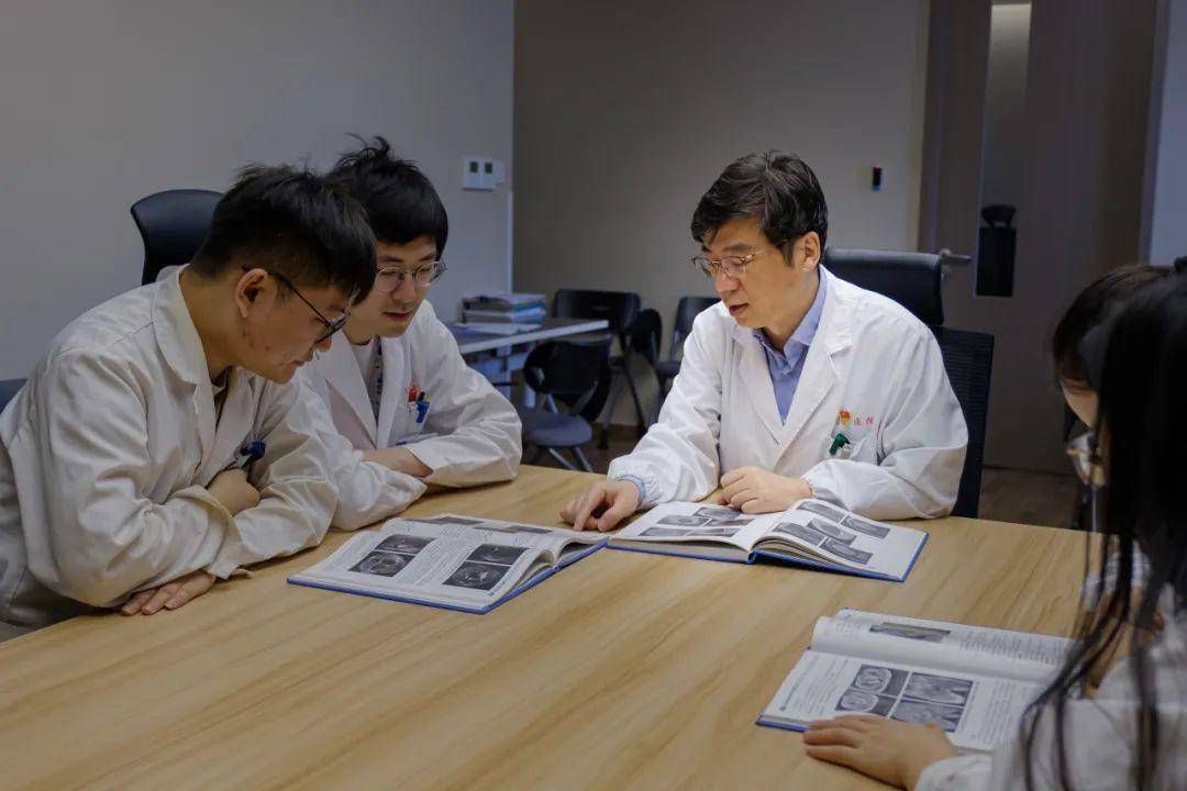 姚伟武：甘做临床医生的“慧眼”、外科手术中的“GPS”<strong></p>
<p>GPS</strong>！