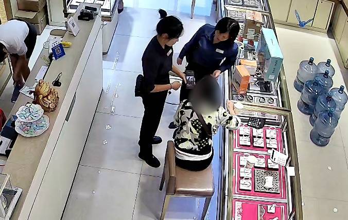 柳州女子到柳南万达买3万元黄金<strong></p>
<p>ico以太坊</strong>，不挑款不问价，店员吓到报警！