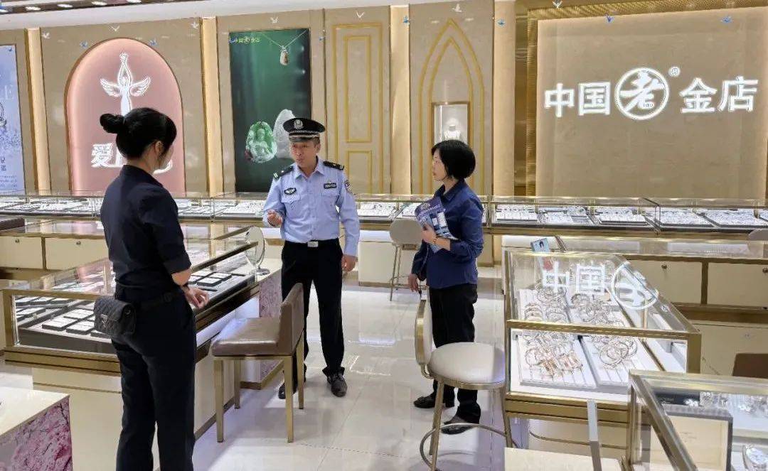 柳州女子到柳南万达买3万元黄金<strong></p>
<p>ico以太坊</strong>，不挑款不问价，店员吓到报警！
