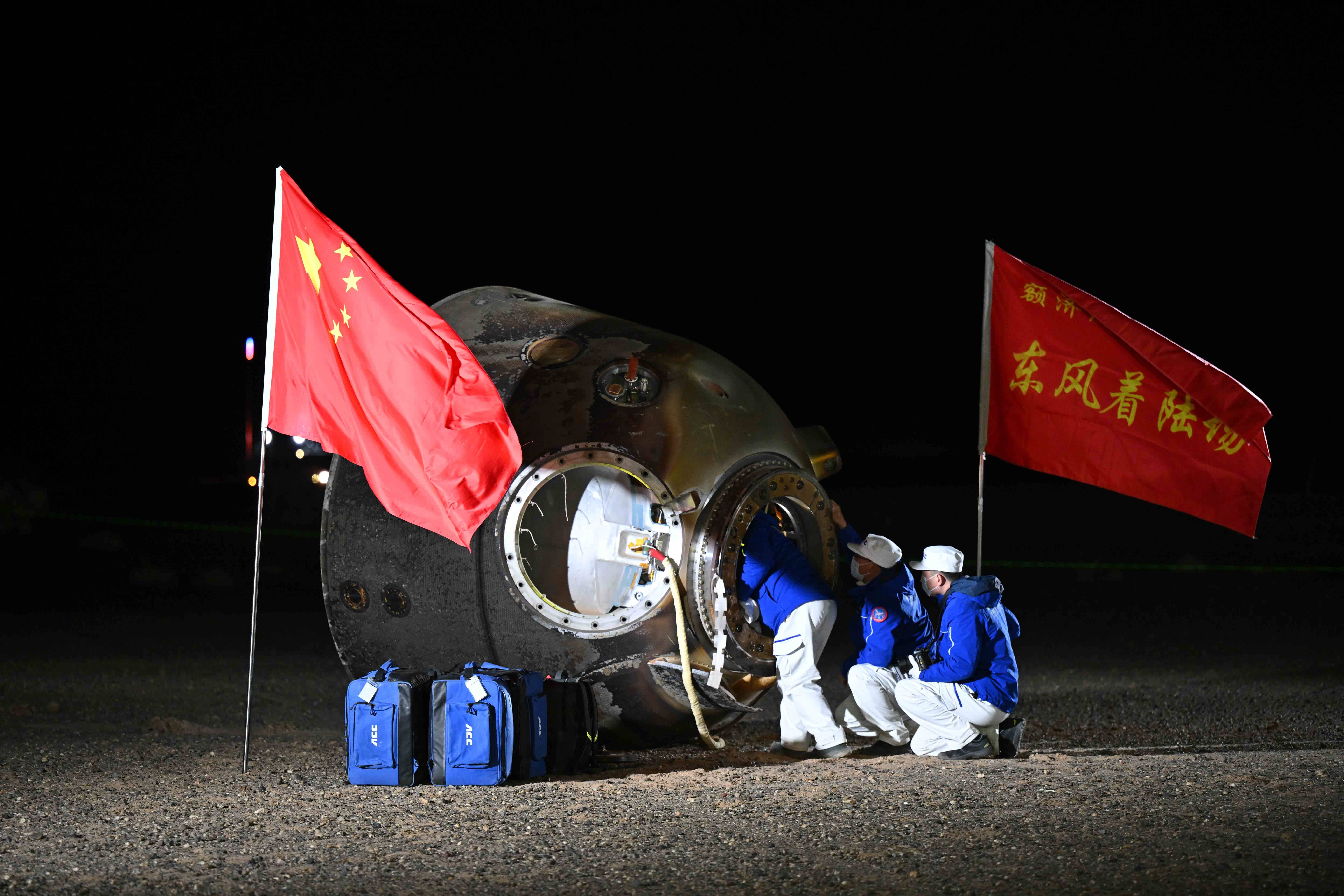 返回舱着陆最后一米<strong></p>
<p>矿机以太坊</strong>，4台着陆反推发动机10毫秒内同时点火