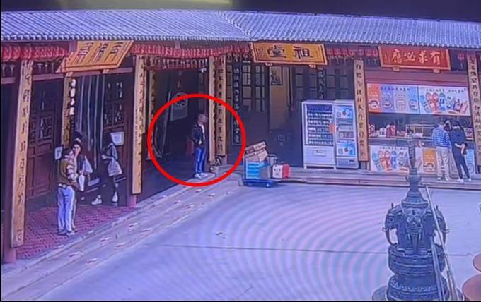 自制缠满双面胶的铁片<strong></p>
<p>挖eth</strong>，男子在寺庙内盗窃功德箱被行拘