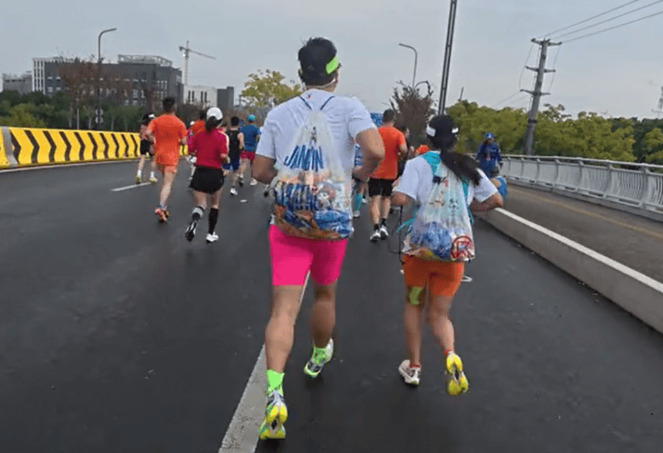 苏州马拉松一男一女将给选手的免费零食打包“负重”奔跑<strong></p>
<p>eth挖矿</strong>？主办方回应