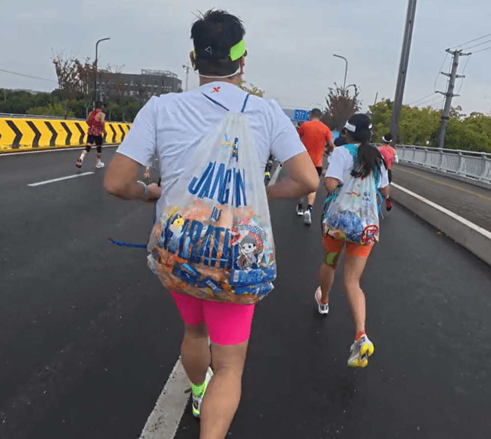 苏州马拉松一男一女将给选手的免费零食打包“负重”奔跑<strong></p>
<p>eth挖矿</strong>？主办方回应