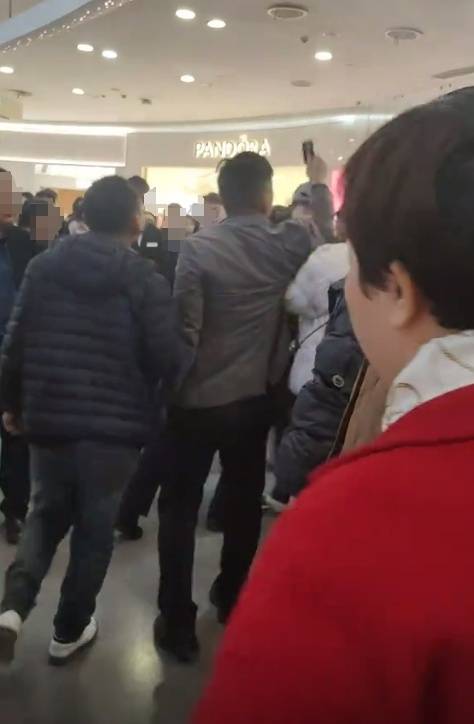 工资被折换成郑州一商场购物卡<strong></p>
<p>eth矿池</strong>，每月仅一天能使用，律师：以购物卡支付工资或涉嫌违法