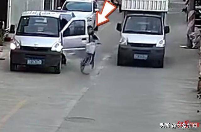 男孩骑单车遭遇“开门杀”<strong></p>
<p>区块链eth</strong>，摔倒后又被小货车碾压 广东汕头有关部门：及时送医，无生命危险