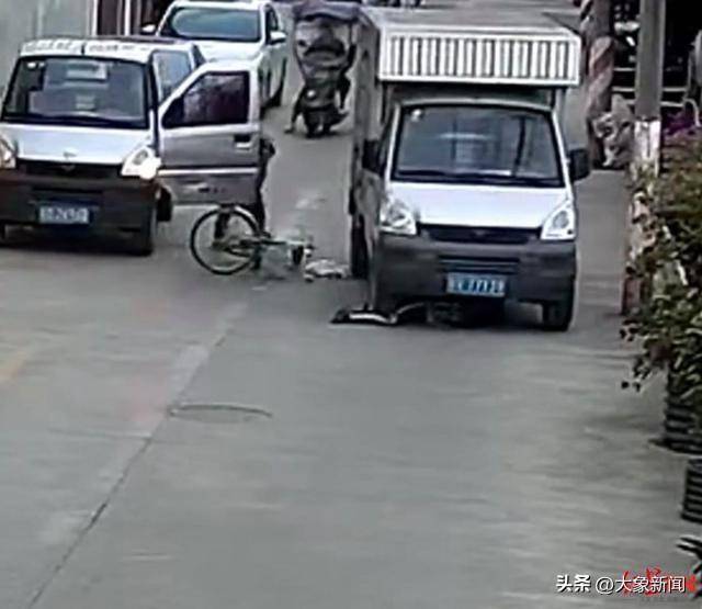 男孩骑单车遭遇“开门杀”<strong></p>
<p>区块链eth</strong>，摔倒后又被小货车碾压 广东汕头有关部门：及时送医，无生命危险