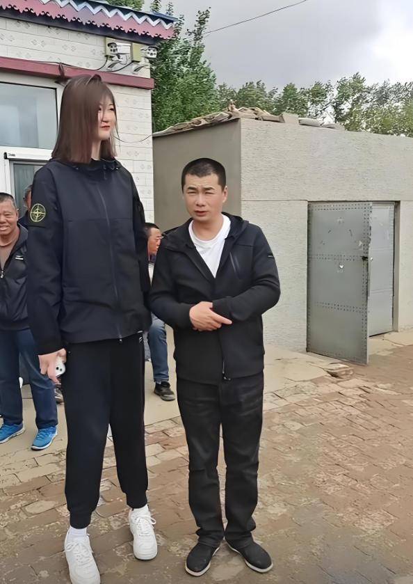 女孩身高2米26貌美如花<strong></p>
<p>eth走势</strong>，妈妈天天发愁：白长这么漂亮，没人敢追
