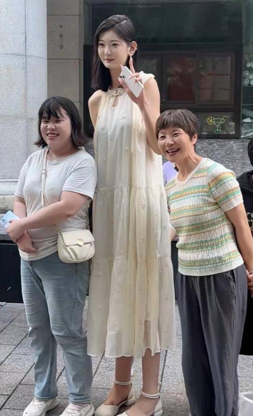 女孩身高2米26貌美如花<strong></p>
<p>eth走势</strong>，妈妈天天发愁：白长这么漂亮，没人敢追