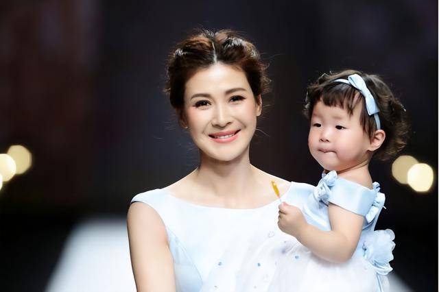 富商周旭辉<strong></p>
<p>eth币价格</strong>，44岁娶小12岁女星童蕾，获刑3年后，妻女过得如何？