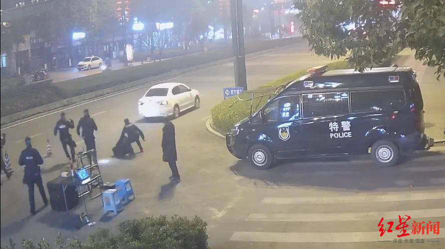 男子车内放疑似枪支遇检查强行冲卡致一辅警被拖行受伤<strong></p>
<p>比特币行情最新价格</strong>，已被抓获！“枪支”正在鉴定