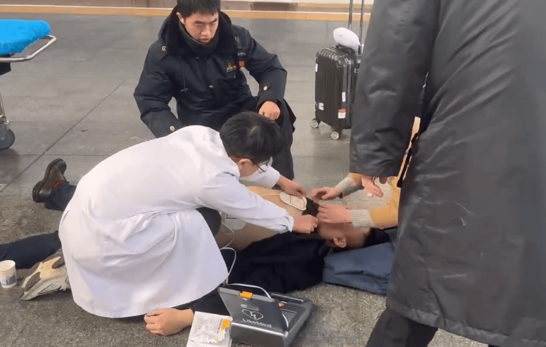 男子在长沙南站心脏骤停晕倒<strong></p>
<p>比特币最新行情</strong>，醒来后第一句话：要赶去上班！