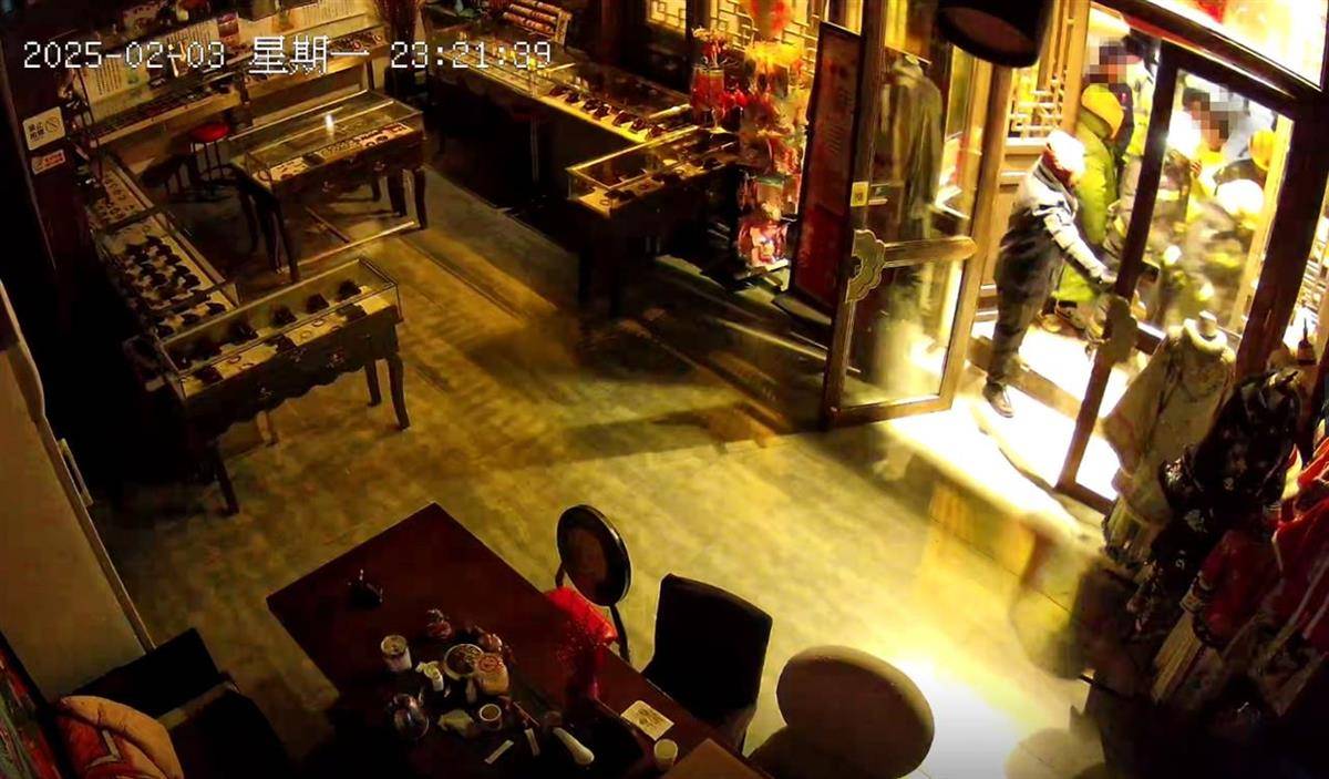 大同官方核查“店铺被撬锁开灯”事件<strong></p>
<p>比特币最新行情</strong>，律师：撬锁入室涉嫌违法，且滥用行政权力