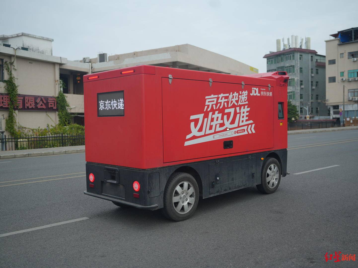 成都无人配送车越来越多：快递员不怕“抢饭碗”<strong></p>
<p>比特币美元</strong>，路权成普及关键