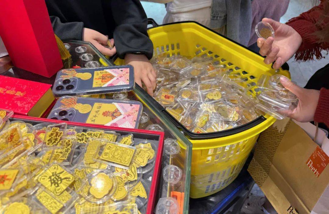 一个假期卖出2万份<strong></p>
<p>比特币挖矿</strong>！年轻人流行全款拿下“第一块金”？