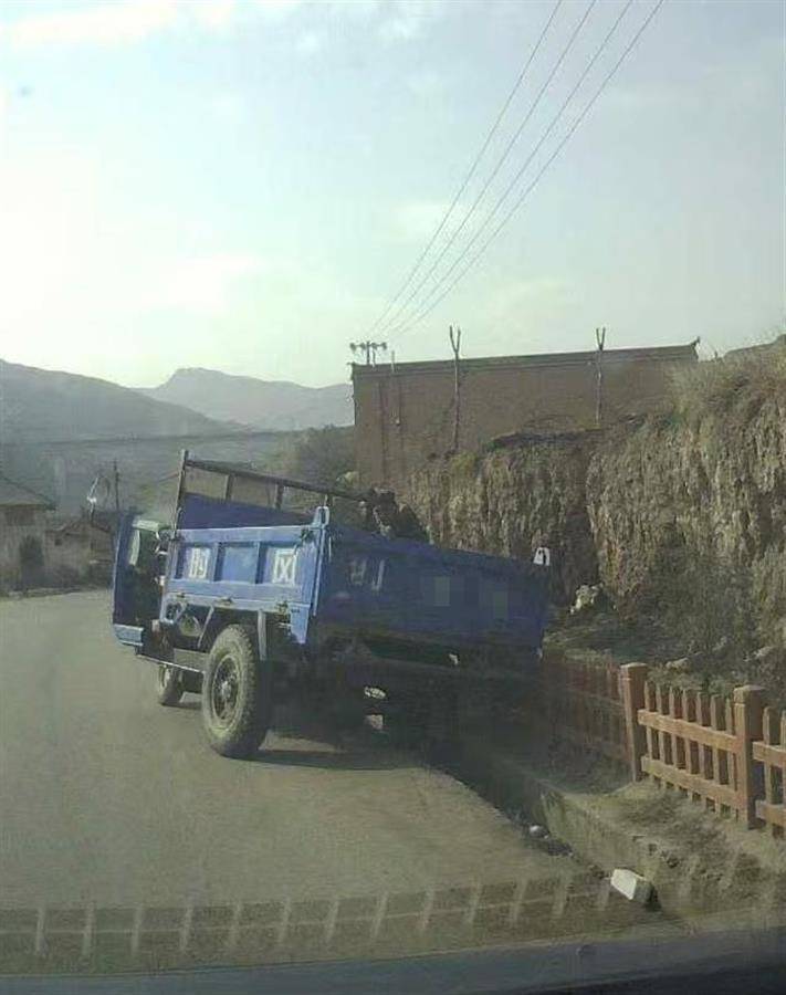 警车把农用车“别进”沟里<strong></p>
<p>比特币汇率</strong>，三个问题需要澄清