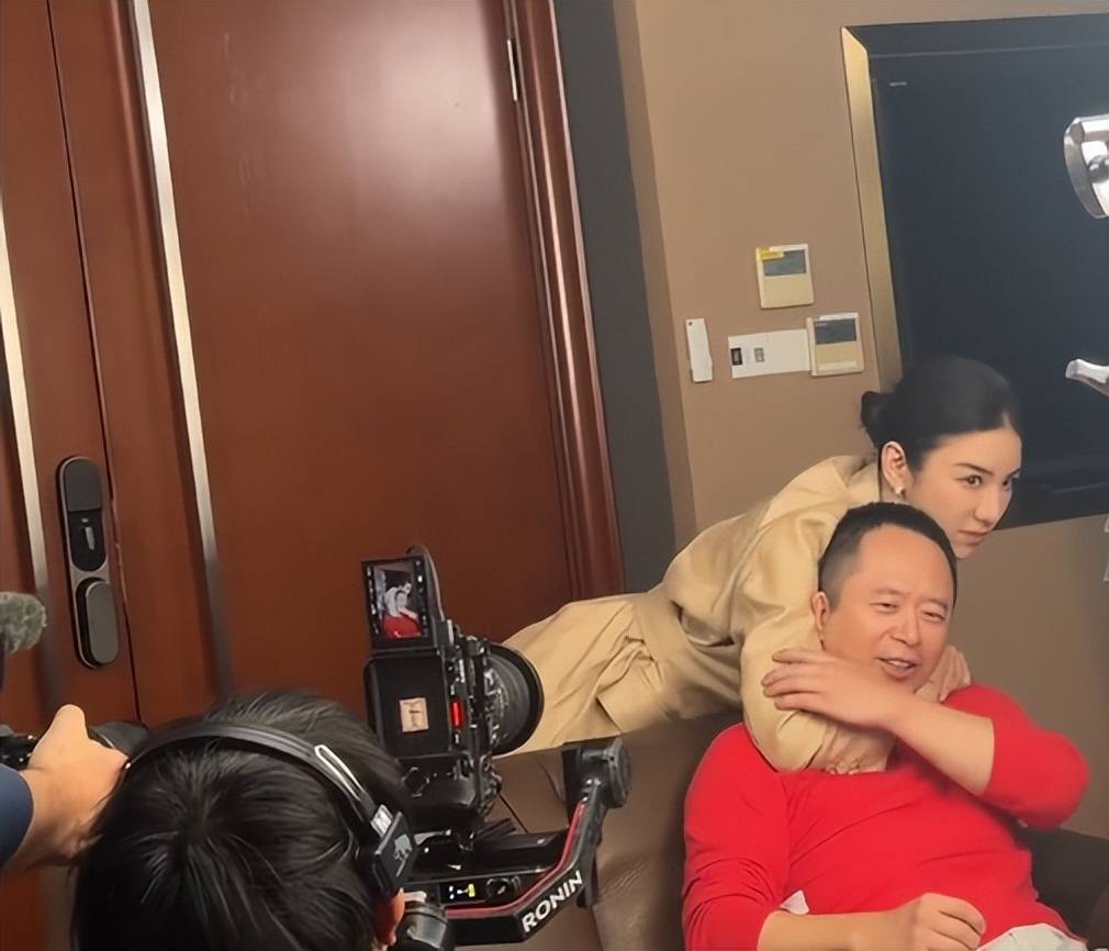 周鸿祎回应参演的短剧辣眼睛：黄奕诱惑<strong></p>
<p>今日比特币</strong>我的剧情是DeepSeek设计的