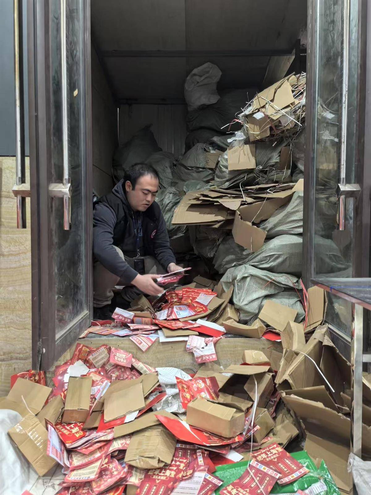 他发出的81万件快递全是电诈卡片<strong></p>
<p>如何获得比特币</strong>！武汉江岸警方破获特大诈骗案