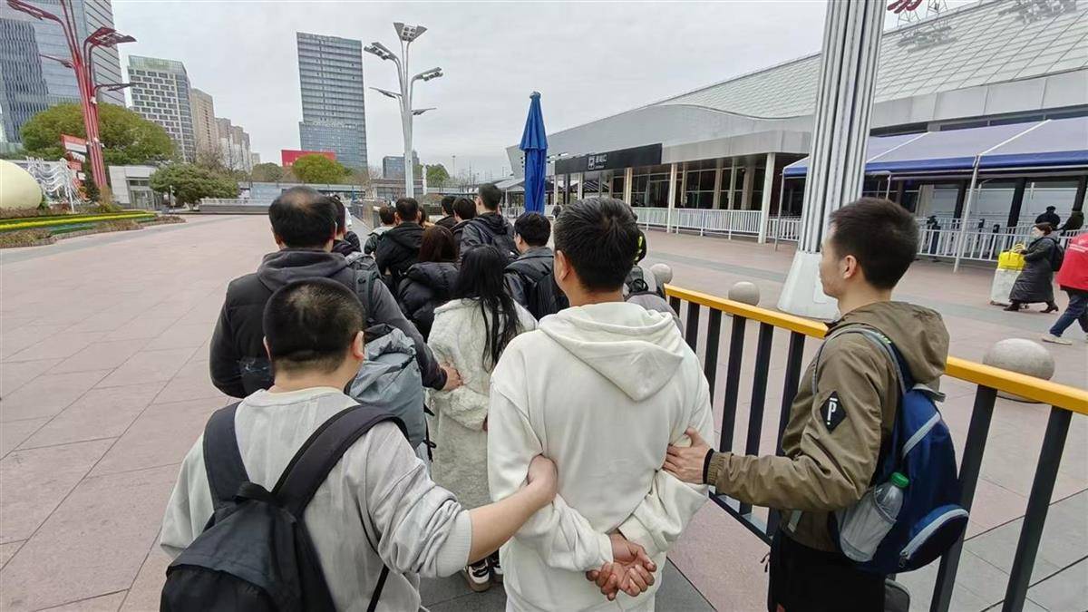 他发出的81万件快递全是电诈卡片<strong></p>
<p>如何获得比特币</strong>！武汉江岸警方破获特大诈骗案