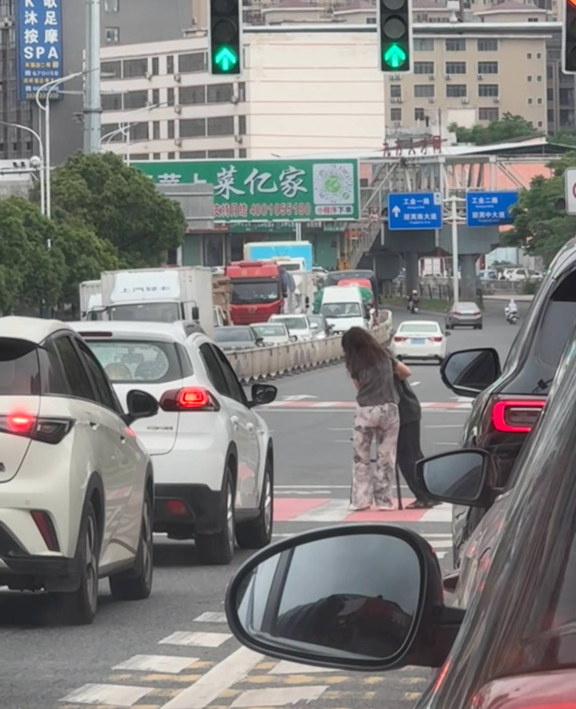 赣州女司机下车搀扶老人过马路<strong></p>
<p>比特币价格回落</strong>，所有车辆等候4分钟，目击者：静静等待，没人按喇叭