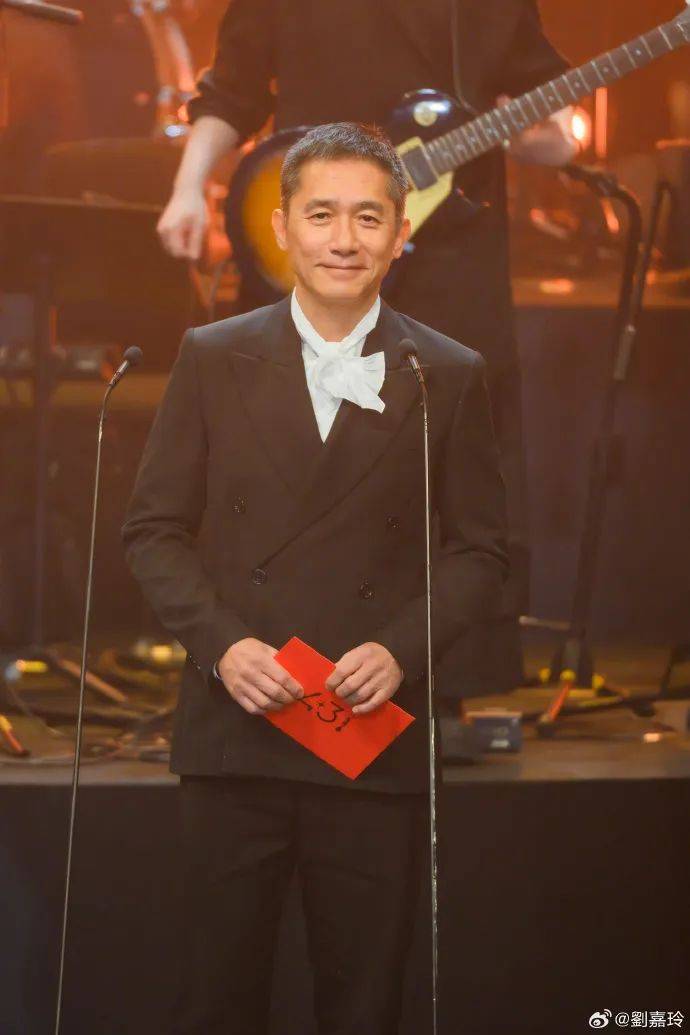 刘嘉玲连发10多张梁朝伟照片：他都不知道自己帅<strong></p>
<p>比特币中国交易平台</strong>！头发白了也不肯染
