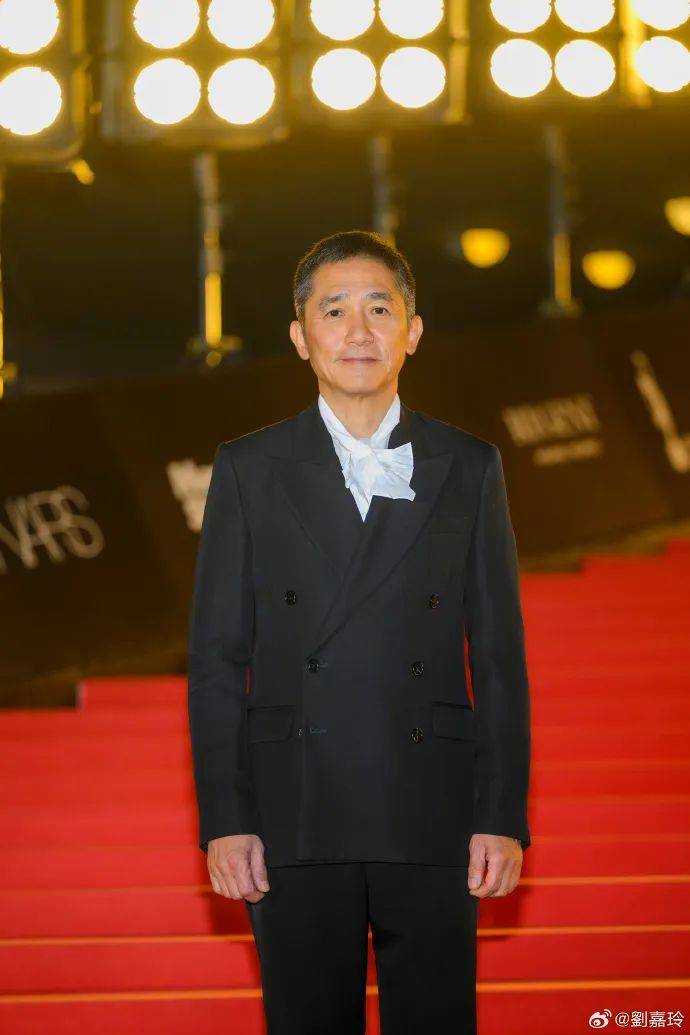 刘嘉玲连发10多张梁朝伟照片：他都不知道自己帅<strong></p>
<p>比特币中国交易平台</strong>！头发白了也不肯染