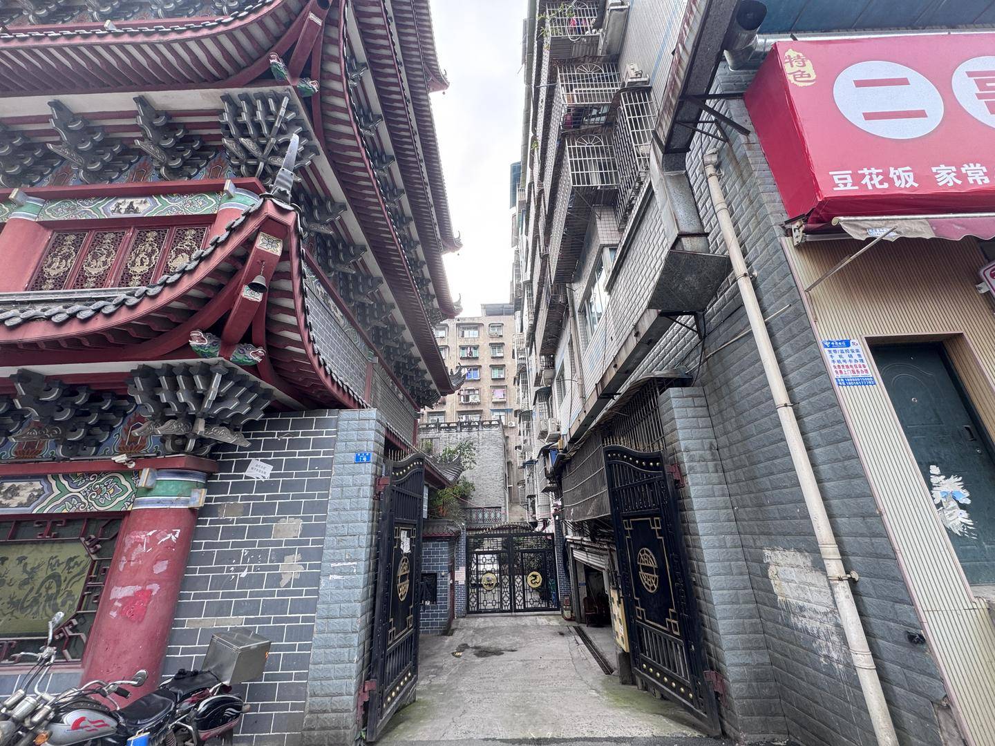 一起诉讼背后<strong></p>
<p>比特币跌破8000美元</strong>，宜宾前首富“险被送精神病院”风波丨红星深度