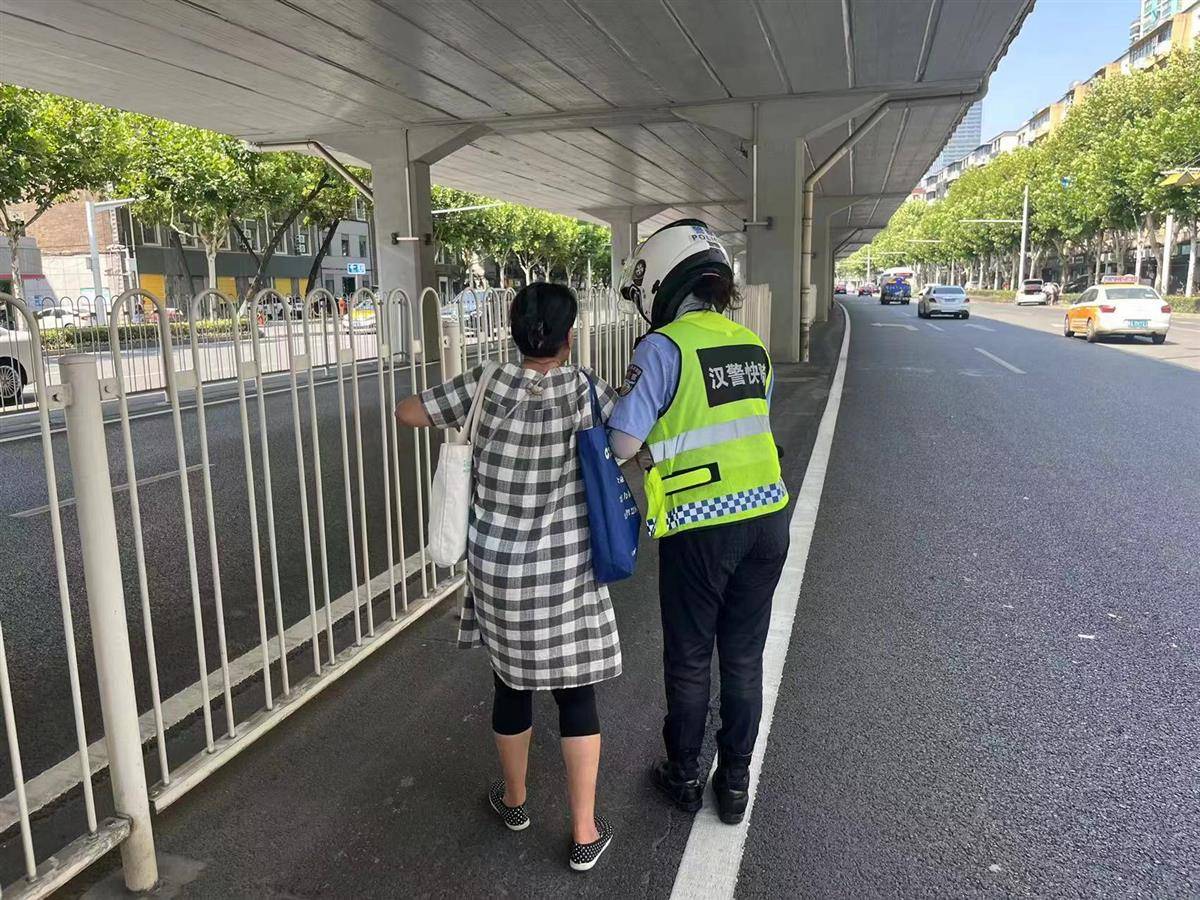 “姑娘<strong></p>
<p>比特币概念股</strong>，又是你，真有缘呀！”婆婆第三次在车流中遇到她