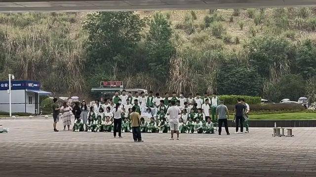 四川初三男生病重<strong></p>
<p>怎么挖矿</strong>，全班同学带板凳赶到医院，拍下特殊的毕业照