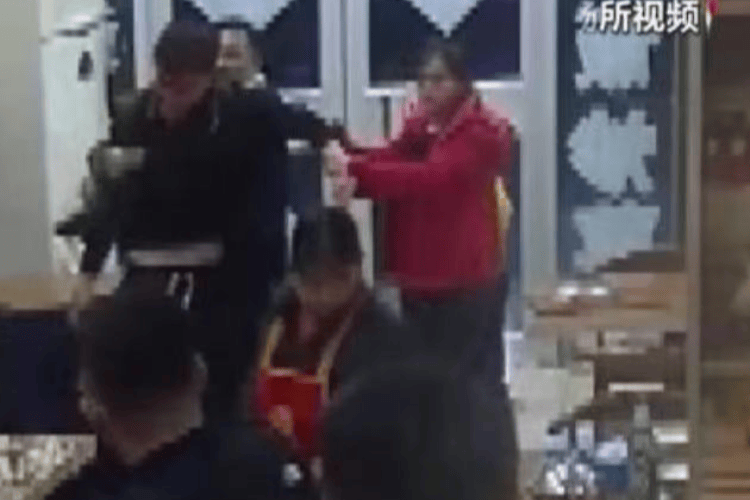 被打后还手是不是互殴<strong></p>
<p>比特币行情走势图</strong>？“小案”也适用正当防卫
