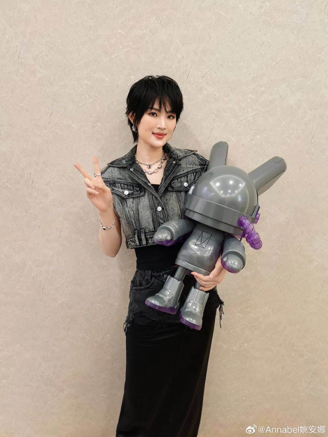 姚安娜被问到哈佛大学拒收国际生<strong></p>
<p>挖比特币</strong>，微笑回应“还好毕业了”，此前曾以满分成绩考入哈佛大学