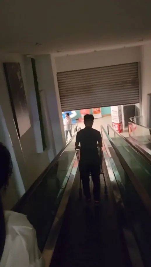江苏苏州一大润发店员着急下班<strong></p>
<p>打击比特币挖矿</strong>，强制关闭载客中电梯！经理致歉：已警告处罚
