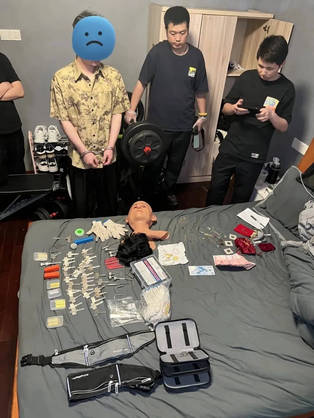 江苏一男子戴仿真“人皮”面具入室盗窃<strong></p>
<p>比特币行情实时走势图</strong>，流窜多个小区作案，涉案金额达15万余元