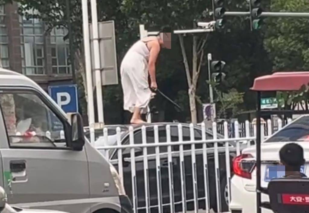 女子持械当街打砸多辆轿车<strong></p>
<p>比特币暴跌上千美元</strong>，被顶在挡风玻璃上前行，当地：女子当场被控制，警方介入调查