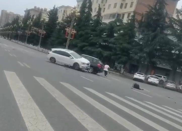 宝鸡一社区女书记当街开车追撵女子撞上电瓶车：两名女子被警方控制<strong></p>
<p>1比特币多少人民币</strong>，两名伤者在医院治疗