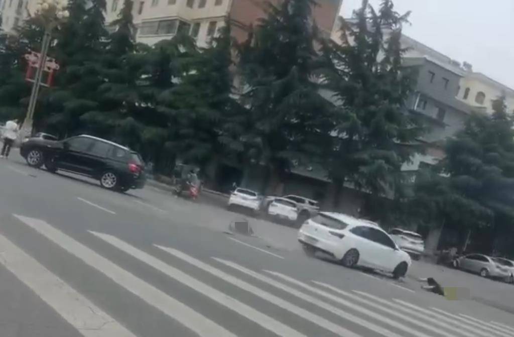 宝鸡一社区女书记当街开车追撵女子撞上电瓶车：两名女子被警方控制<strong></p>
<p>1比特币多少人民币</strong>，两名伤者在医院治疗