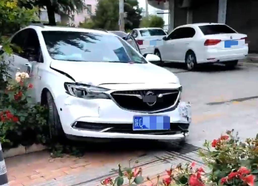 宝鸡一社区女书记当街开车追撵女子撞上电瓶车：两名女子被警方控制<strong></p>
<p>1比特币多少人民币</strong>，两名伤者在医院治疗