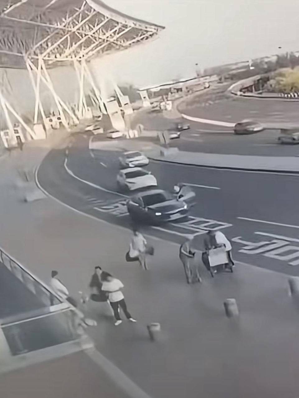 天津滨海机场一司机开门下车被相邻车道来车撞倒<strong></p>
<p>汽水</strong>，车门脱落 交警正调查，律师分析