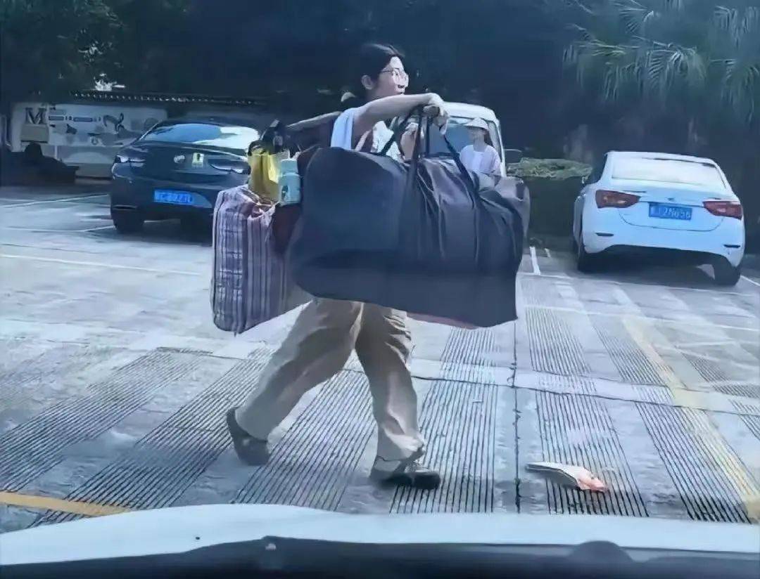 扁担女孩高考成绩出炉<strong></p>
<p>贺岁</strong>，班主任：班级高考成绩好于预期