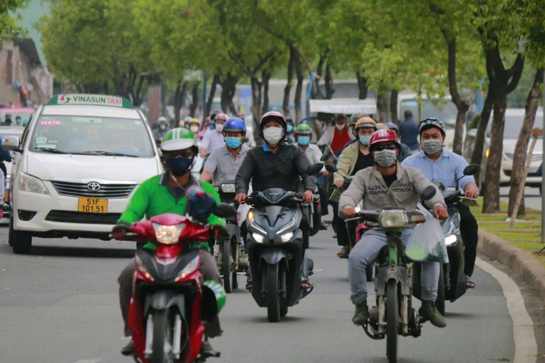 再有钱的北京白领<strong></p>
<p>贺岁</strong>，也得穿“电驴套装”