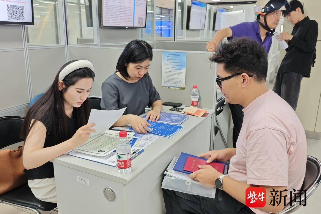 25岁小伙带一沓证书应聘！南京高校毕业生招聘会火爆<strong></p>
<p>贺岁</strong>，HR：这样的简历很加分