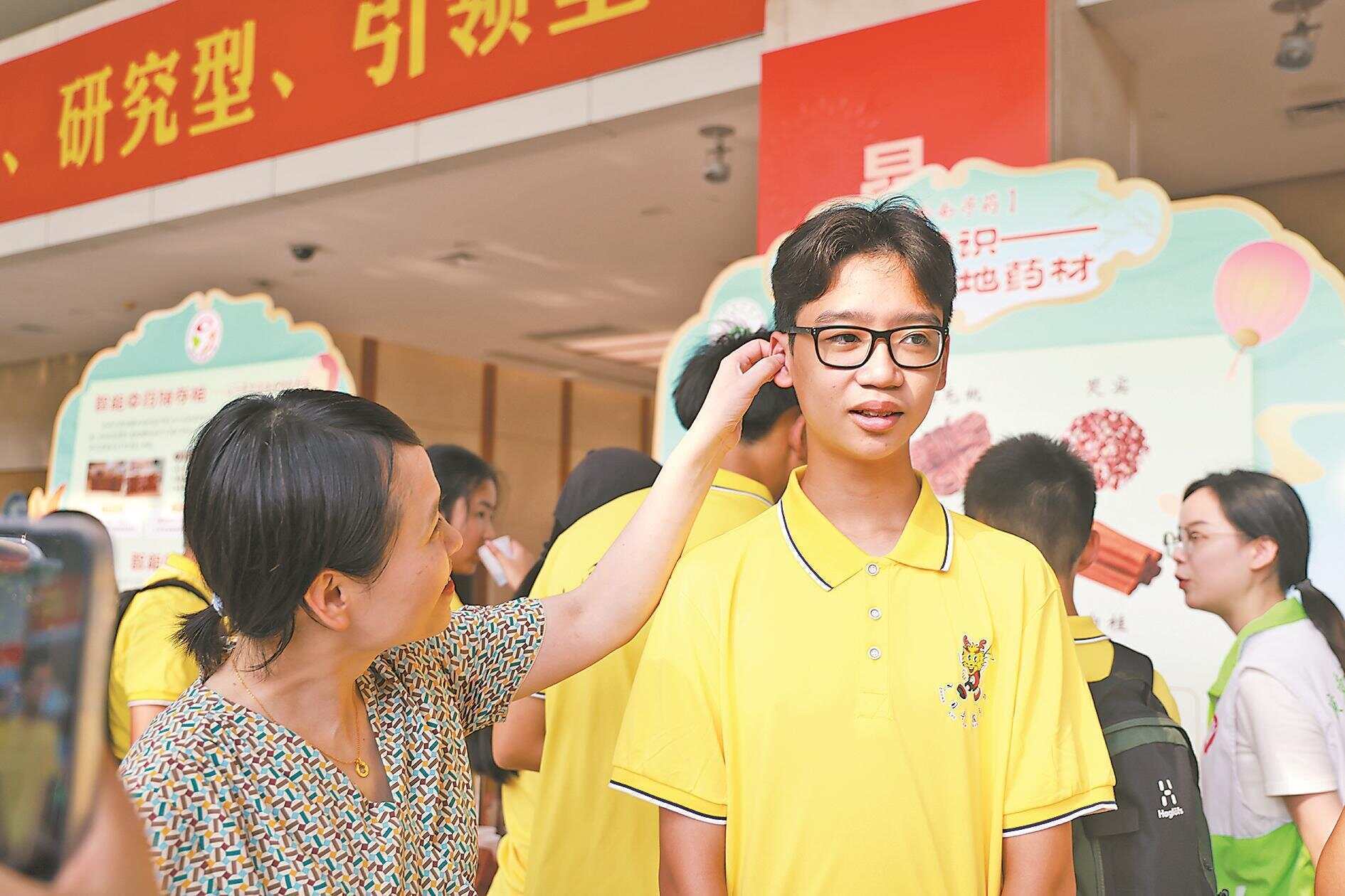 6年后<strong></p>
<p>币安api</strong>，14岁印尼男孩一眼认出当年为他治病的中医
