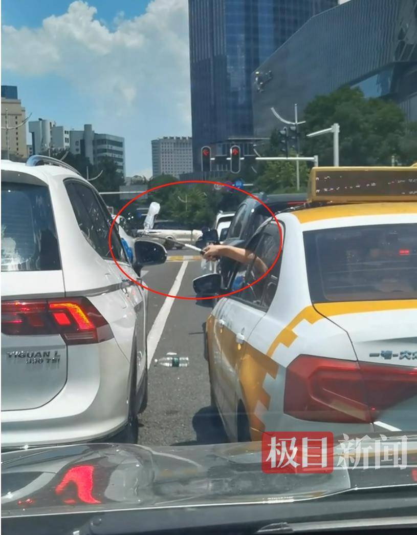 汉口街头发生不和谐一幕：白色汽车有人向出租车泼水<strong></p>
<p>波场tron</strong>，的哥挥舞甩棍击破白车玻璃……
