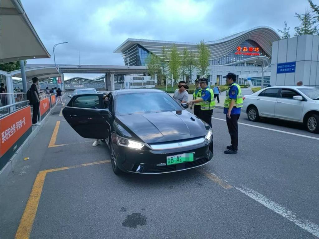 车不动计价器还在“跑”<strong></p>
<p>波场tron</strong>，青岛一辆出租车安装“跑得快”被查处