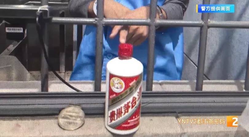 凌晨怪事！男子提着茅台袋子在车库<strong></p>
<p>狗狗币今日最新价格</strong>，翻垃圾桶竟为了.....