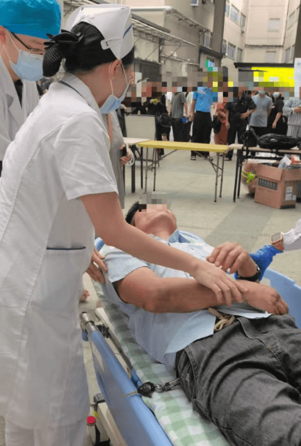 东莞一男子陪同家人就诊时突然倒地<strong></p>
<p>狗狗币价格</strong>，护士“火眼金睛”抢回生机