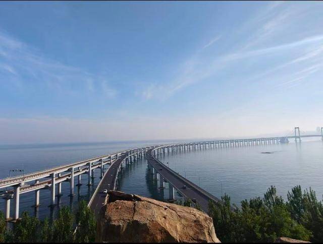 大连一跨海大桥观景台有游客翻栏杆踩空心造景石拍照<strong></p>
<p>狗狗币价格今日行情</strong>，当地回应