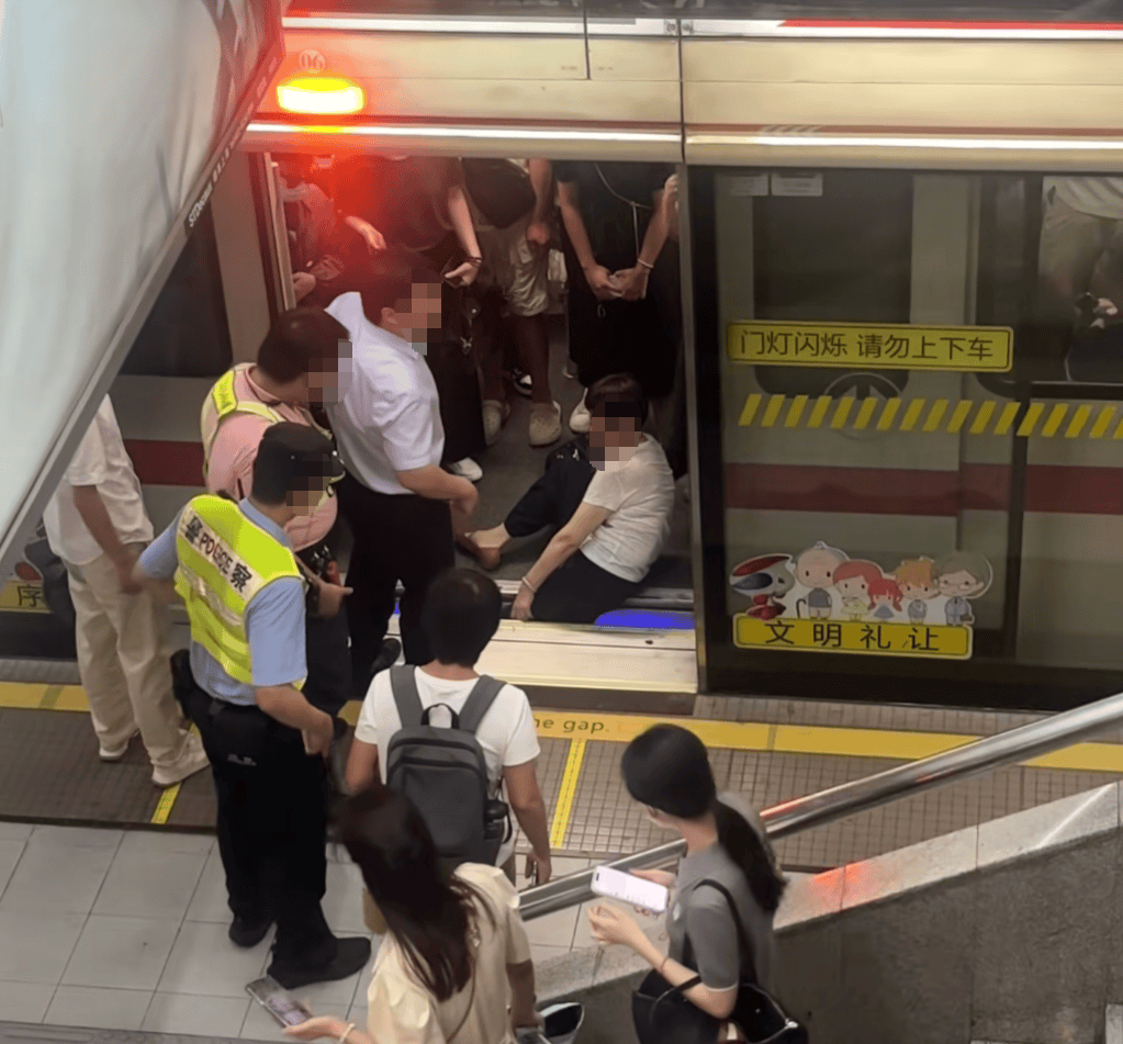 上海地铁1号线突发！乘客整条腿瞬间被卡<strong></p>
<p>狗狗币价格今日行情</strong>，最新消息→