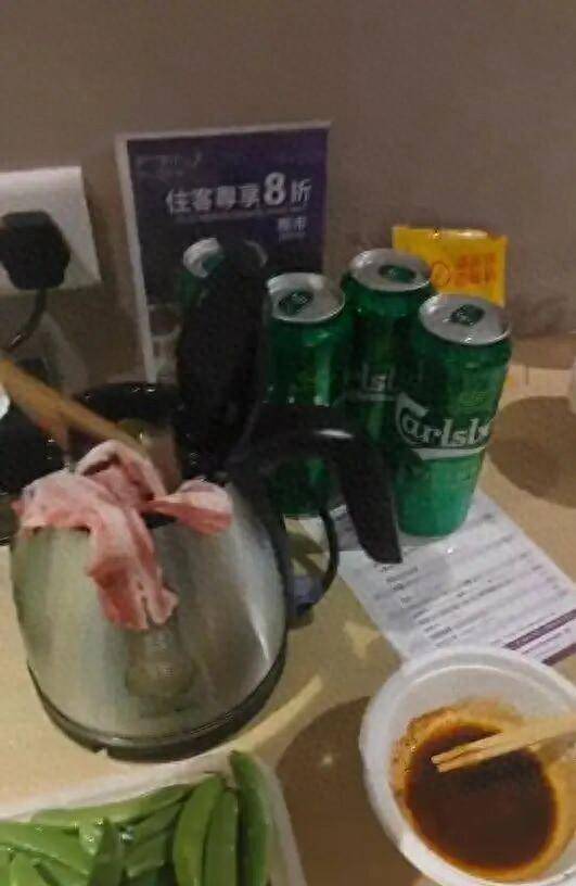男子在澳门某酒店用水壶煮火锅<strong></p>
<p>狗狗币实时行情</strong>，负责人：会警告，若损坏需照价赔偿