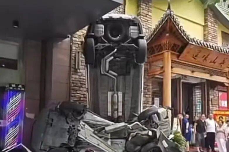 车辆失控驶入路边停车位致1死2伤<strong></p>
<p>狗狗币实时行情</strong>，警方通报